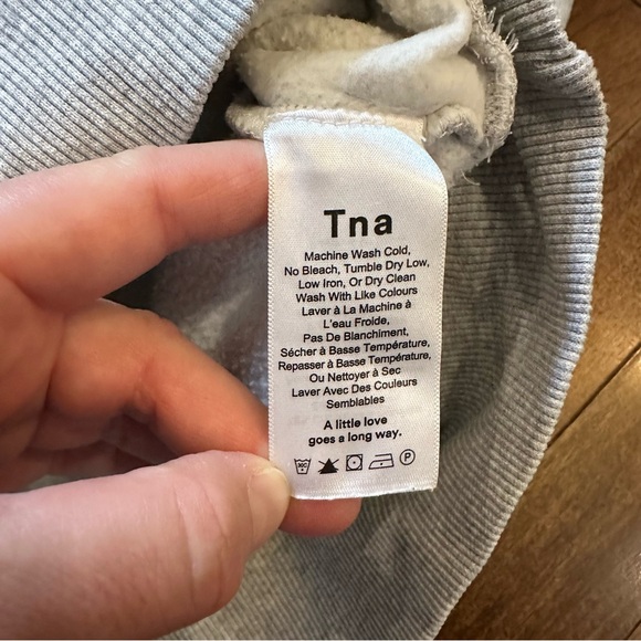 Aritzia TNA grey heathered cropped sweatshirt size medium - Picture 5 of 10